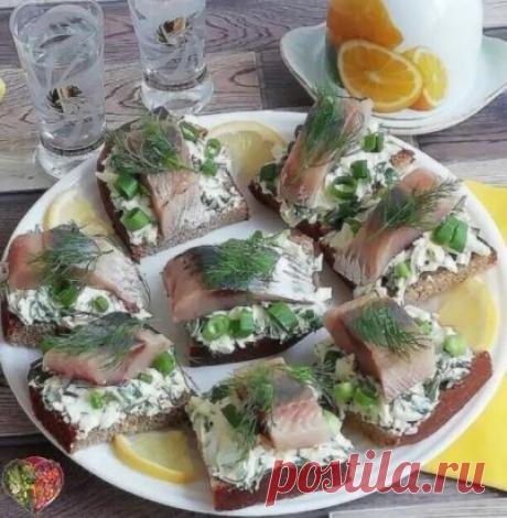 Девочки, это и в мир, и в пир, и для души. ПРОСТО БОМБА!!!!
 МИРОВОЙ ЗАКУСОН!  Обязательно приготовьте. ВКУСНОТИЩА
ТАРТИНКИ С СЕЛЕДКОЙ . УЛЕТАЕТ СО СТОЛА МОМЕНТАЛЬНО 🥪
Очень рекомендую 
Сохраните себе