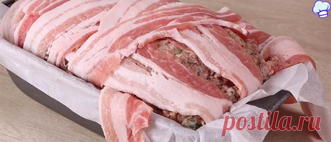 Мясной рулет в беконе Это невероятно вкусное мясное блюдо. Копчёный бекон, который прячет в своей ароматной плетёнке сочный фарш и яркую сердцевину из разноцветных перцев