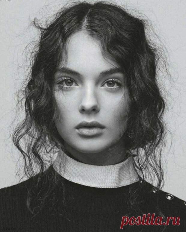 Дева Кассель в фотосессии для французского ELLE - Конвейер новостей - медиаплатформа МирТесен Дева Кассель девушка и дочь звёздной пары Венсана Касселя и Моники Беллуччи всё больше учавствует в фотосессиях модных брендов и получается у ней просто великолепно. Сегодня мы представляем несколько фотографий сделанных для француского журнала для французского ELLE. Дева Кассель просто великолепна