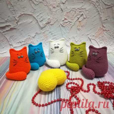 Котейка амигуруми. Схемы и описания для вязания игрушек крючком! Бесплатный мастер-класс от Татьяны Сычёвой по вязанию котейки крючком. Высота вязаной игрушки примерно 10 см. Для изготовления такого котика автор исп…