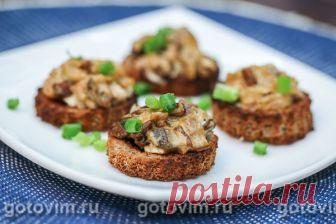 Тартинки из ржаного хлеба с телячьими мозгами и грибным соусом. Рецепт с фото В наших магазинах телячьи мозги встречаются не часто, а жаль. Не поверите, тартинки с ними получаются вкуснейшие. А если прибавить к отварным телячьим мозгам грибной соус, то закуска от этого только выиграет.