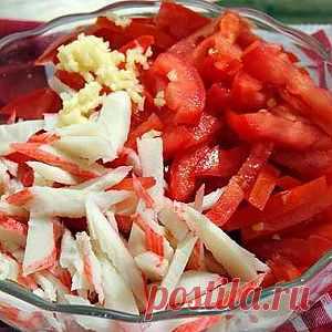 Салат из крабовых палочек с помидорами и чесноком рецепт – салаты