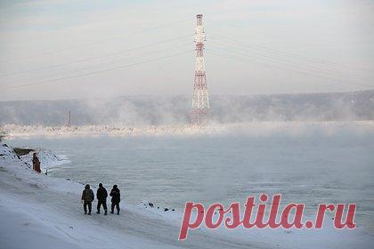 Берег российской реки стал похож на планету из «Интерстеллара». На севере Красноярского края из-за сброса воды с Богучанской гидроэлектростанции (ГЭС) кромку ледяного покрова не реке Енисей отодвинуло на несколько десятков километров. Из-за этого лед начало выносить на берег реки, где он вздымался вверх глыбами длиной несколько метров.