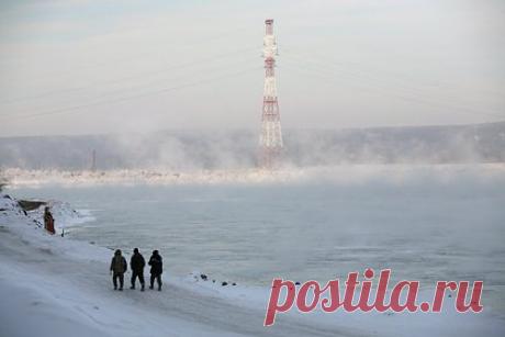 Берег российской реки стал похож на планету из «Интерстеллара». На севере Красноярского края из-за сброса воды с Богучанской гидроэлектростанции (ГЭС) кромку ледяного покрова не реке Енисей отодвинуло на несколько десятков километров. Из-за этого лед начало выносить на берег реки, где он вздымался вверх глыбами длиной несколько метров.