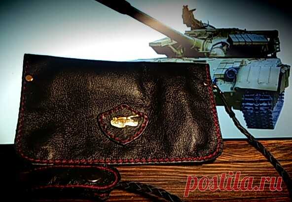 Стильные кисеты, в которых можно хранить Ваш любимый табак. Этот аксессуар подчеркнёт Вашу индивидуальность и солидность.   Кисеты являются частью ежедневного курительного ритуала, который приносит удовольствие и наслаждение. В кисете есть большое отделение для табака а также  отделения для бумаги,фильтров и аксессуаров,. Закрывается кисет на кнопки. В закрытом виде 16х10 см.материал-100%нат.кожа