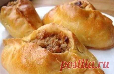 Расстегаи с мясом из слоеного теста