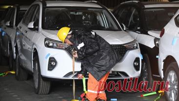 Утилизация рублей: какие иномарки больше не привезут в Россию. Заградительные тарифы утилизационного сбора практически полностью перекрыли последний канал импорта для некоторых популярных у россиян машин -- например таких, как Toyota. Подробнее о том, какие еще автомобили стало бессмысленно ввозить из-за рубежа, -- в материале &quot;Газеты.Ru&quot;.