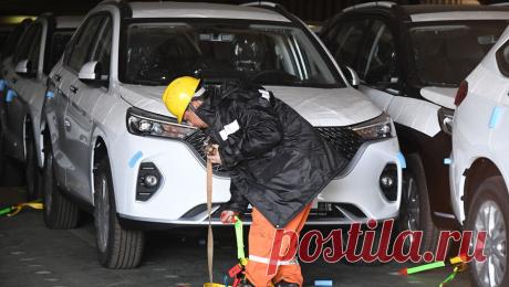 Утилизация рублей: какие иномарки больше не привезут в Россию. Заградительные тарифы утилизационного сбора практически полностью перекрыли последний канал импорта для некоторых популярных у россиян машин -- например таких, как Toyota. Подробнее о том, какие еще автомобили стало бессмысленно ввозить из-за рубежа, -- в материале &quot;Газеты.Ru&quot;.