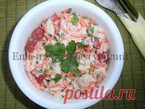 Диетический салат из вареной курицы с морковью и сладким перцем Вкусный, сытный и яркий салат из вареной курицы особенно порадует сторонников здорового питания и худеющих. Он хорош в любой прием пищи, в будни и праздник