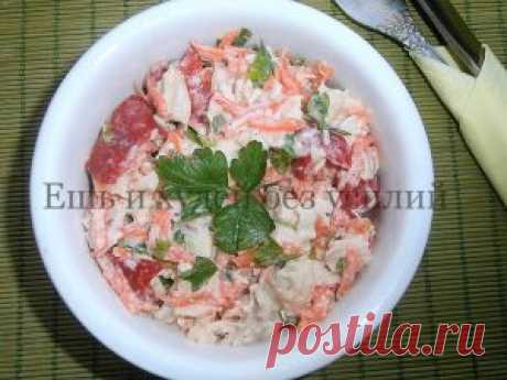 Диетический салат из вареной курицы с морковью и сладким перцем Вкусный, сытный и яркий салат из вареной курицы особенно порадует сторонников здорового питания и худеющих. Он хорош в любой прием пищи, в будни и праздник