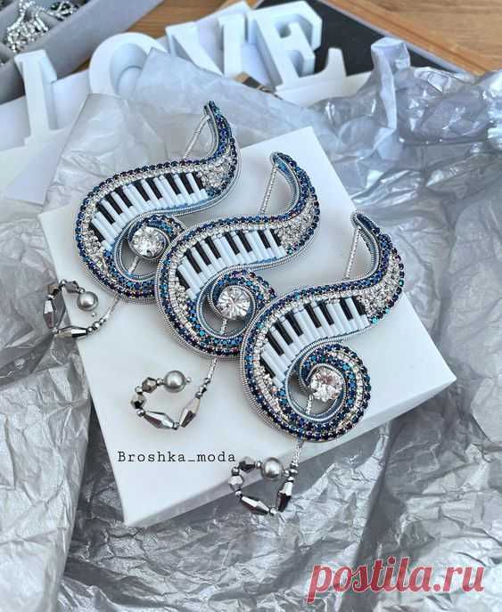 Броши с элементами LUXE on Instagram: “От Всей души хочется поздравить наших защитников с праздником 🤍 Пожелать лишь мирного неба над головой 🤍 ______________________________…”