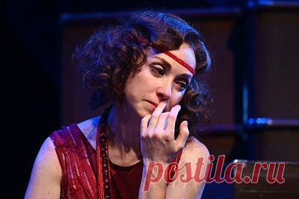 Заслуженная артистка России Анна Большова насмерть сбила человека. Российская актриса театра и кино Анна Большова насмерть сбила человека. ДТП с участием заслуженной артистки России произошло ночью 14 октября в деревне Грачевка Калужской области. Жертвой аварии местная жительница — 31-летняя Олеся Борисенко. В ее крови обнаружили алкоголь.