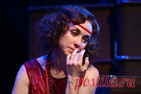 Заслуженная артистка России Анна Большова насмерть сбила человека. Российская актриса театра и кино Анна Большова насмерть сбила человека. ДТП с участием заслуженной артистки России произошло ночью 14 октября в деревне Грачевка Калужской области. Жертвой аварии местная жительница — 31-летняя Олеся Борисенко. В ее крови обнаружили алкоголь.