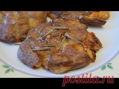 Запеченная картошка с крупной солью и розмарином