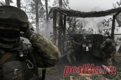 Ефрейтор и рядовой ВС РФ захватил в плен двух боевиков ВСУ. Военные внезапно атаковали украинских боевиков и выбили их с занимаемых позиций.