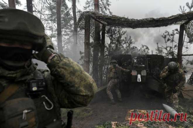 Ефрейтор и рядовой ВС РФ захватил в плен двух боевиков ВСУ. Военные внезапно атаковали украинских боевиков и выбили их с занимаемых позиций.