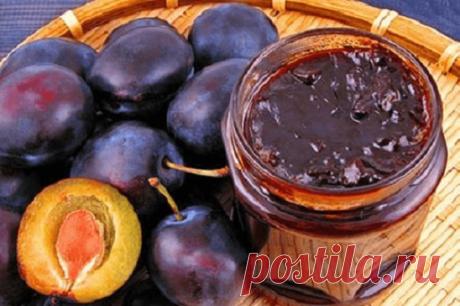 Сливовое варенье по-грузински. 
Невероятное вкусное варенье с манящим ароматом корицы и орехов, напоминает по вкусу конфеты. 
Ингредиенты: 
— 2 кг слив; 
— 1 чайная ложка натертого имбиря; 
— 1 чайная ложка корицы; 
— 150 г очищенных грецких орехов; 
— 600 г сахара; 
— 1 литр воды. 
Сливы вымыть, высушить, разрезать пополам и удалить косточки. Грецкие орехи измельчить. 
Сливы сложить в кастрюлю для варки и засыпать сахаром. 
Затем залить водой, поставить вариться на медленном огне до закипания.