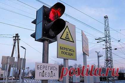 Россиянам напомнили о появлении нового сигнала светофора. Весной текущего года в России появится новый сигнал светофора, напомнил управляющий партнер юридической компании «Позиция Права» Егор Редин. По его словам, новый сигнал будет изображен в виде силуэта пешехода и стрелки белого цвета. Он будет располагаться под основными цветами светофора.