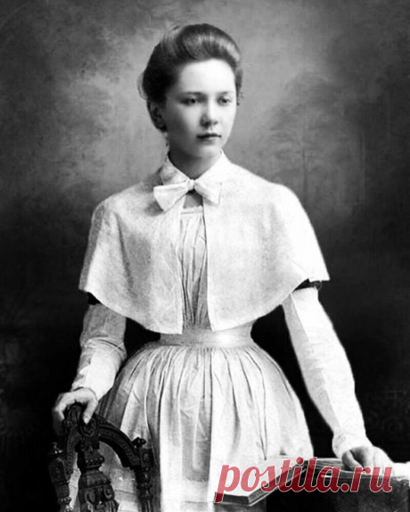 ༺🌸༻ЭТО БЫЛО В 1888 ГОДУ. 
Один молодой юнкер из Московского военного Александровского училища был приглашен на бал в Екатерининский женский институт. Ну как приглашен? Приглашения как такового не было. В военное училище пришло 24 пригласительных билета и от каждой роты по наряду поехало 6 юнкеров, в том числе и наш герой.