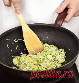 Весенний цыпленок с овощами
Ингредиенты:
Цыплёнок весом 500–600 г — 2 шт.
Мелкий картофель — 500 г 
Брокколи — 500 г
Шпинат — 300 г
Зеленый горошек — 150 г
Большой стебель лука-порея — 1шт.
Чеснок — 2 зубчика
Молодой зеленый лук — 5–6 стеблей
Горчица — 2 ст. л.
Сливочное масло — опционально
Соль — по вкусу
Свежемолотый черный перец — по вкусу
Приготовление:
1. Лук-порей разрежьте вдоль пополам, промойте от песка и очень мелко нарежьте. Чеснок раздавите, очистите и порубите. Зеленый лук тонко
