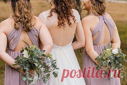 Невеста захотела нарядить полных подруг в откровенные платья и была обругана. Невеста захотела нарядить плюс-сайз-гостей свадьбы в откровенные наряды и была обругана в сети. Виновница торжества придумала дресс-код, согласно которому девушки должны были появиться на мероприятии в платьях с перекрестным верхом, которые выглядели бы вульгарно на обладательницах объемного бюста.