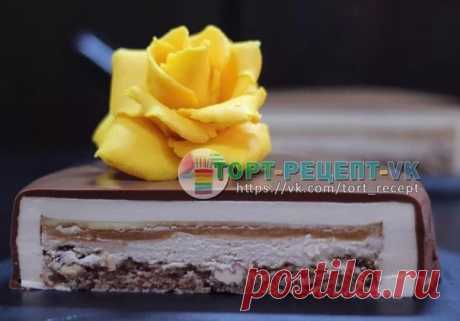 ТОРТ "SWEET BANANA". 

Один из самых любимых тортов для меня и моих клиентов , готовлю его не один год и много много раз. Гениальный торт!!!! 

Состав:
Бисквит дакуаз с орехом, банановая намелака, мягкая карамель, шоколадный мусс.

- Ингредиенты:
⠀
Бисквит дакуаз с орехом:
66 гр. белок,
67 гр. сахарная пудра,
13 гр. мука,
45 гр. грецкий орех "раздавленный" 8 шт. половинок грецкого ореха.

Карамель:
175 гр. сливки,
175 гр. сахар,
32 гр. сливочное масло,
150 гр. белый шокола...