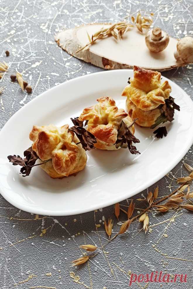 Курица с грибами в мешочках из слоеного теста рецепт с фото пошагово Курица с грибами в мешочках из слоеного теста - пошаговый кулинарный рецепт приготовления с фото, шаг за шагом.