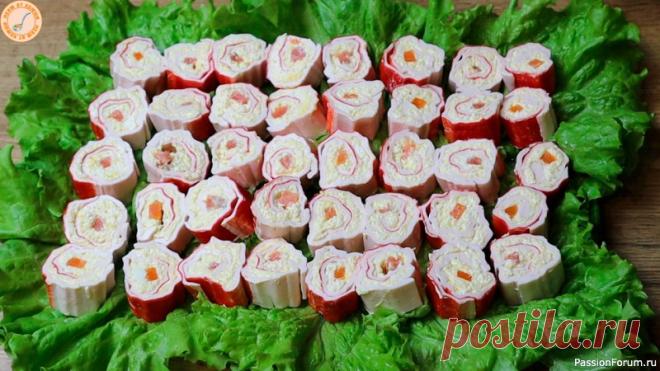 Эффектная Праздничная Закуска Из Крабовых Палочек. Недорого, красиво, вкусно. Закуска из крабовых палочек - прекрасный вариант подачи блюда. Выглядит очень празднично, аппетитно и при этом бюджетно. Приготовить такую закуску очень просто.Состав:400 г крабовых палочек3 плав. сырка6 яиц3 зуб. чеснокадомашний майонезлистья салата50 г отварной моркови50 г красной...