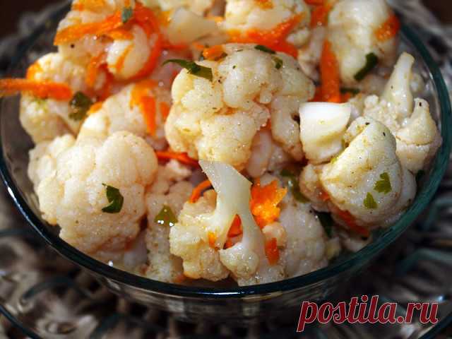 Очень вкусная маринованная цветная капуста 

Нам необходимы продукты: 

1 кг. соцветий цветной капусты 
1-2 моркови 
2-3 зубчика чеснока 
1 пачка готовой приправы 