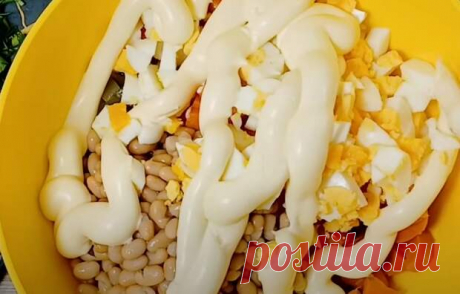 Главный конкурент оливье. Салат без мяса, без колбасы и горошка: в составе всего 4 ингредиента - Будет вкусно - Социальная сеть "МТ.RU" Салат с консервированной фасолью – это простое, сытное и питательное блюдо, которое отлично подойдет как для повседневного рациона, так и для праздничного стола. Благодаря фасоли салат получается богатым белком и клетчаткой, что делает его не только вкусным, но и полезным. Вариаций этого блюда Подписывайтесь, читайте, комментируйте, ставьте лайки