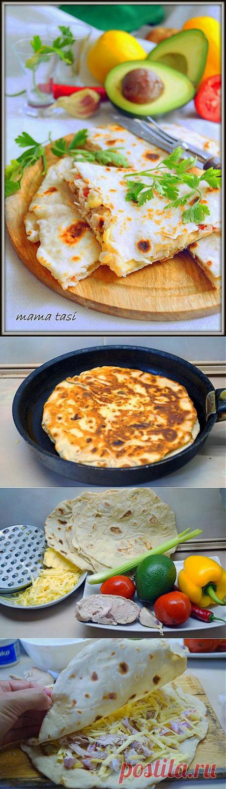КЕСАДИЛЬЯ. ГОРЯЧАЯ ПШЕНИЧНАЯ ЛЕПЁШКА С КУРЯТИНОЙ И СЫРОМ.