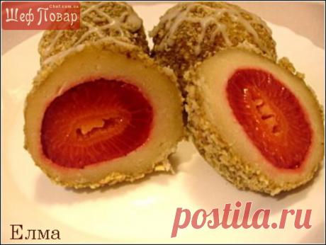 Творожные клёцки с клубникой и фисташками