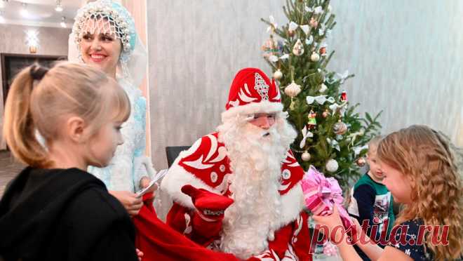 Россиянам дали советы, как сэкономить на услугах Деда Мороза на Новый год. Россияне смогут сэкономить на услугах Деда Мороза и Снегурочки, если забронируют их визит на сайте объявлений, а не через агентства, рассказала "Москве 24" организатор мероприятий Татьяна Шелест. Однако в этом случае важно ...