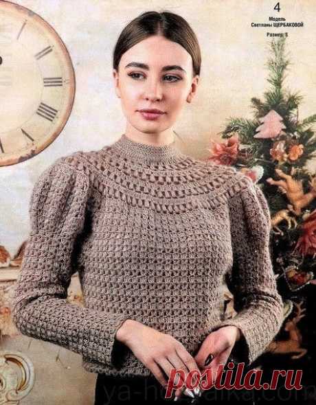 Пуловер крючком с круглой кокеткой.