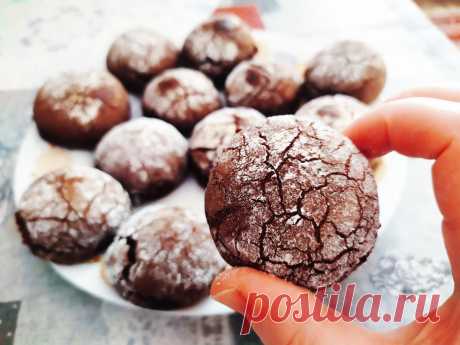 Вкусное печенье с трещинками | Домсоветы | Яндекс Дзен&gt;&gt;&gt;какао - 50 гр.,
==мука - 150 гр.,
==соль - щепотка,
==раст. масло - 55 гр.,
==cахар - 120 гр.,
==яйца - 2 шт.,
==сахарная пудра и разрыхлитель.