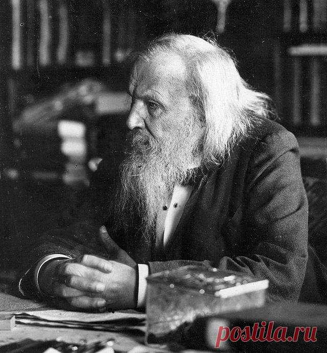 Вы знали, что во многих странах Европы, в Соединенных Штатах Америки и в Канаде систему Менделеева чаще всего называют просто «Периодическая таблица», а ее автора и вовсе не упоминают? Дело в том, что эти государства не признают тот факт, что данное открытие первым сделал именно русский ученый. Одни уверены в том, что до Менделеева это совершали и другие химики. Вторые утверждают, что Дмитрий Иванович создал свою систему на основе предыдущих изысканий зарубежных исследователей.