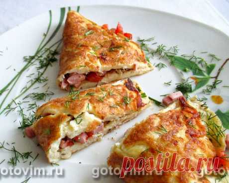 Омлет, фаршированный колбасой и помидорами, в мультиварке. Рецепт с фото Вы знали, что фаршированный омлет легко приготовить в мультиварке? Вот вам проверенный рецепт. Начинку для омлета выбирайте по своему вкусу. Самый простой вариант - это кусочки колбасы и овощей с зеленью. Фаршированный омлет обычно готовят порционно, чтобы он эффектно смотрелся на тарелке. Если вы решите приготовить омлет в мультиварке, то нужно знать несколько хитростей, чтобы омлет в конечном итоге не развалился. 

