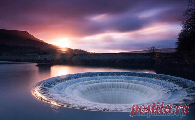 Фото проект: Бездна Ледибауэр (анг. Ladybower) — Y-образное водохранилище, находящееся в английском графстве Дербишир, одно из трех водохранилищ в верховьях долины Дервент. Одними из наиболее интересных особенностей водо...