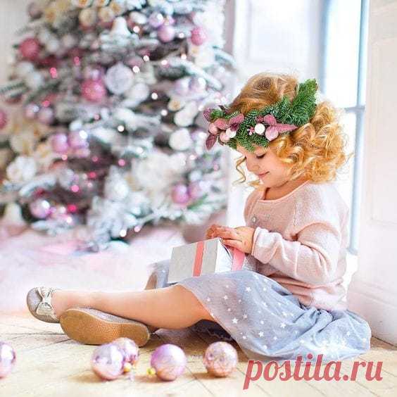 Мы, кажется, узнали все на свете, 
Успели передумать обо всем... 
Но до сих пор, как маленькие дети, 
Мы верим в невозможное и ждем... | Стихи.ру