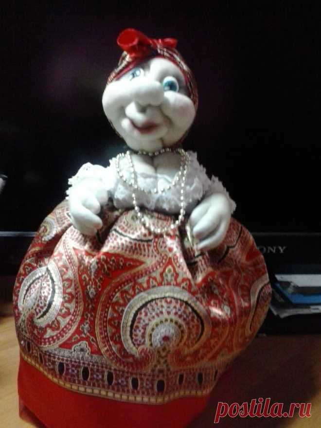 *Солоха*  чехол на заварник выполнен в технике чулочная кукла
...с нее то все и началось... моя первая работа