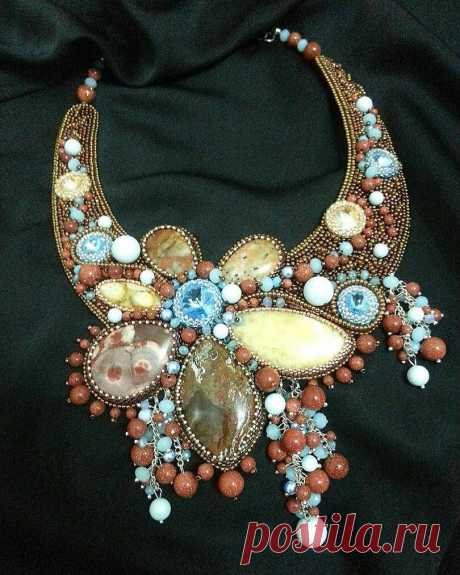 Одно из новых масштабных украшений. Уже при хозяйке, чему я очень рада☺. #яшма #жемчугсваровски #кальцит #липарит #бисероплетение #бисер #вышивкабисером #вышивка #украшения #колье #кулон #кристаллы #Swarovski #beads #pearls #crystals #jewelrydesigner #jewellery #gemstonesjewelry #mywork #greenbirdme #творю_с_kaboshon #подарок