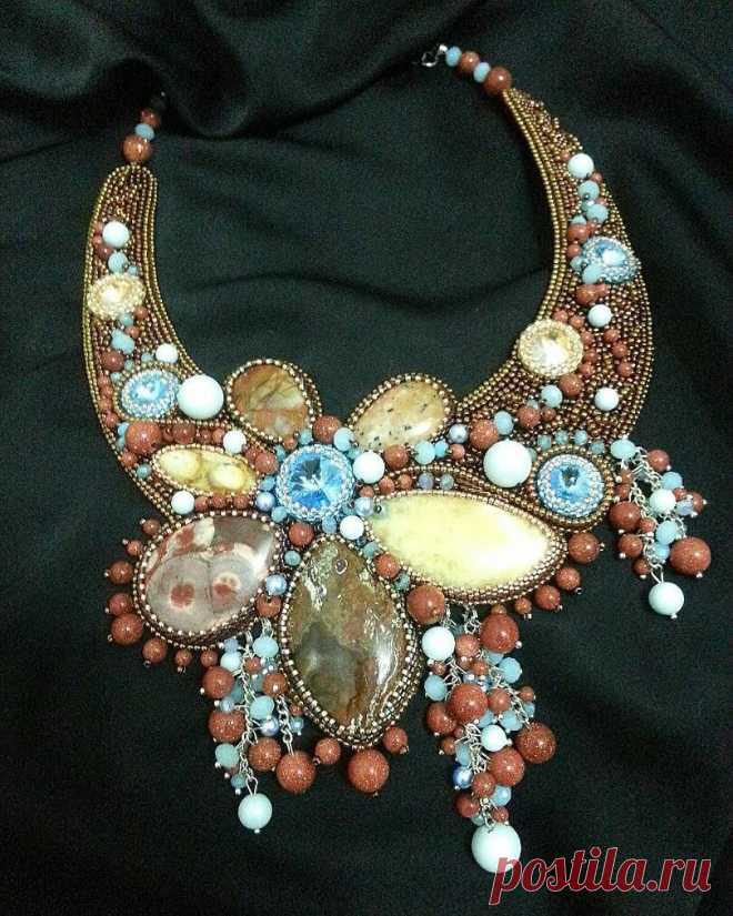 Одно из новых масштабных украшений. Уже при хозяйке, чему я очень рада☺. #яшма #жемчугсваровски #кальцит #липарит #бисероплетение #бисер #вышивкабисером #вышивка #украшения #колье #кулон #кристаллы #Swarovski #beads #pearls #crystals #jewelrydesigner #jewellery #gemstonesjewelry #mywork #greenbirdme #творю_с_kaboshon #подарок