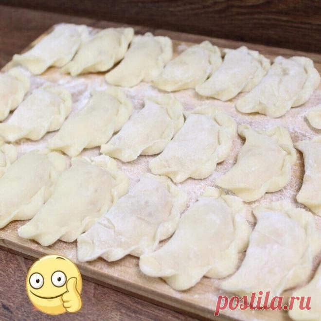Леплю вареники только из этого теста и вам советую
  Восторгу нет пределa!
Нам понадобится:
- Подсолнечное масло — 3 столовые ложки;
- Соль — 0,5 чайной ложки;
- Пшеничная мука — 3 стакана;
- Кипяток — 1 стакан;
- Куриное яйцо — 1 штука.