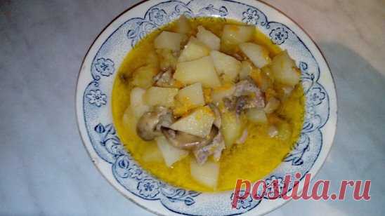 Картошка тушенная с мясом и грибами в мультиварке по рецепту Марины! Мультиварка и простые рецепты
Автор: Дмитрий Новоселецкий
РЕЦЕПТ: 1/2 - ЛУКОВИЦЫ, 1 - МОРКОВЬ, 200 ГРАММ - ГРИБОВ (ШАМПИНЬОНЫ), 300 ГРАММ - МЯСА (СВИНИНА), 1 КГ. - КАРТОФЕЛЯ, 2 СТОЛОВЫЕ ЛОЖКИ - СМЕТАНЫ, СОЛЬ ПО ВКУСУ, МАСЛО ДЛЯ ОБЖАРКИ ОВОЩЕЙ, ЗЕЛЕНЬ ДЛЯ ПРИСЫПКИ.
ВРЕМЯ ПРИГОТОВЛЕНИЯ: 15 МИН. - ЖАРКА, 1 ЧАС. - ТУШЕНИЕ.