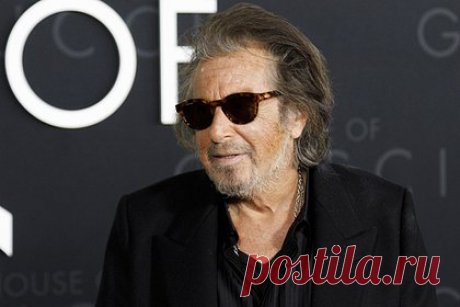 83-летний Аль Пачино потребовал тест на отцовство от беременной девушки. 83-летний американский актер Аль Пачино потребовал от 29-летней возлюбленной, продюсера Нур Альфаллы, сделать тест на отцовство. Он убежден, что давно бесплоден, поэтому девушка вряд ли вынашивает его ребенка. Источники сообщают, что новость о беременности Альфаллы заставила актера насторожиться.