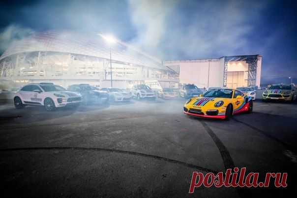 В настоящее время Porsche предлагает классическую цветовую схему Martini Racing для своего флагмана 918 Spyder, и на паре лимитированных моделей прошлых лет. Но что, если бы легендарная раскраска была доступна по всей линейке немецкого автопроизводителя? / Только машины