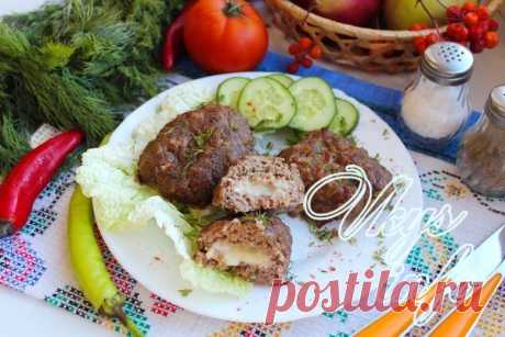 Мясные зразы с сыром в духовке Зразы – это мясные котлеты с начинкой, которые весьма популярны в славянской кухне. Начинка может быть самой разнообразной – яйца, грибы, овощи или даже крупы. Мы сегодня хотим поделиться с вами рецептом мясных котлет с сырной начинкой...