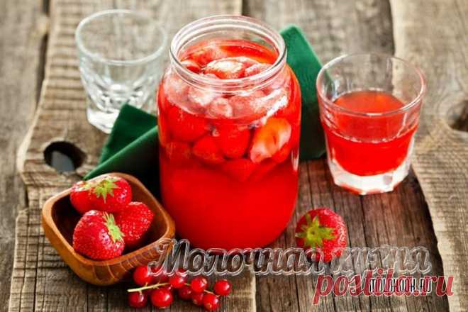 Компот из клубники на зиму – 8 самых простых рецептов Компот из спелой клубники очень легко заготовить на зиму. Даже стерилизовать не нужно! Самые простые, проверенные годами рецепты.