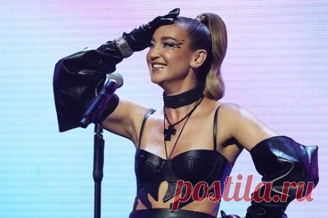 Бузова появилась на публике в откровенном наряде и с крестом на шее. Российская телеведущая и певица Ольга Бузова посетила премию «Жара Music Awards» в откровенном виде. 37-летняя звезда появилась на публике в кожаном черном костюме. Комплект состоял из кроп-топа с чашками и фигурными деталями в нижней части изделия и юбки длины макси с разрезом до верхней части бедра.