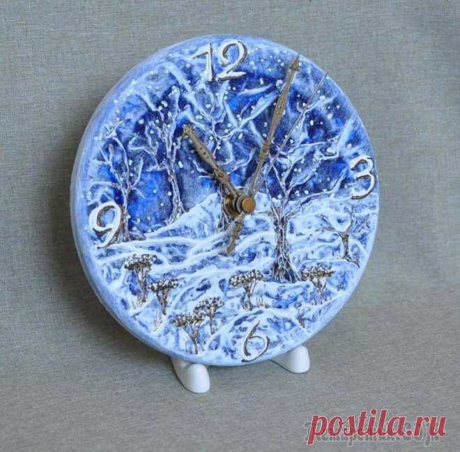 Мастер-класс по декорированию часов «Синяя зима» Со слов автора. Предлагаю вашему вниманию небольшой мастер-класс по декору часов.Всё началось с того, что при работе с гипсом у меня остались его излишки.Я взяла первую, попавшуюся под руки, ёмкость —...